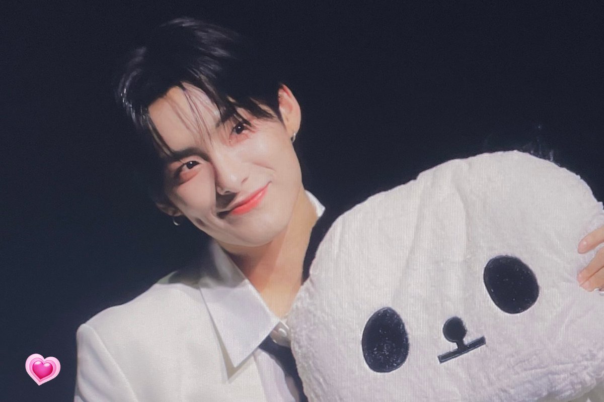 record462's tweet photo. 240301 pre.
Say hi to Junhee’s best friend🐼💗
 #박준희 #에이스 #Junhee https://t.co/pwC2YZGlFv