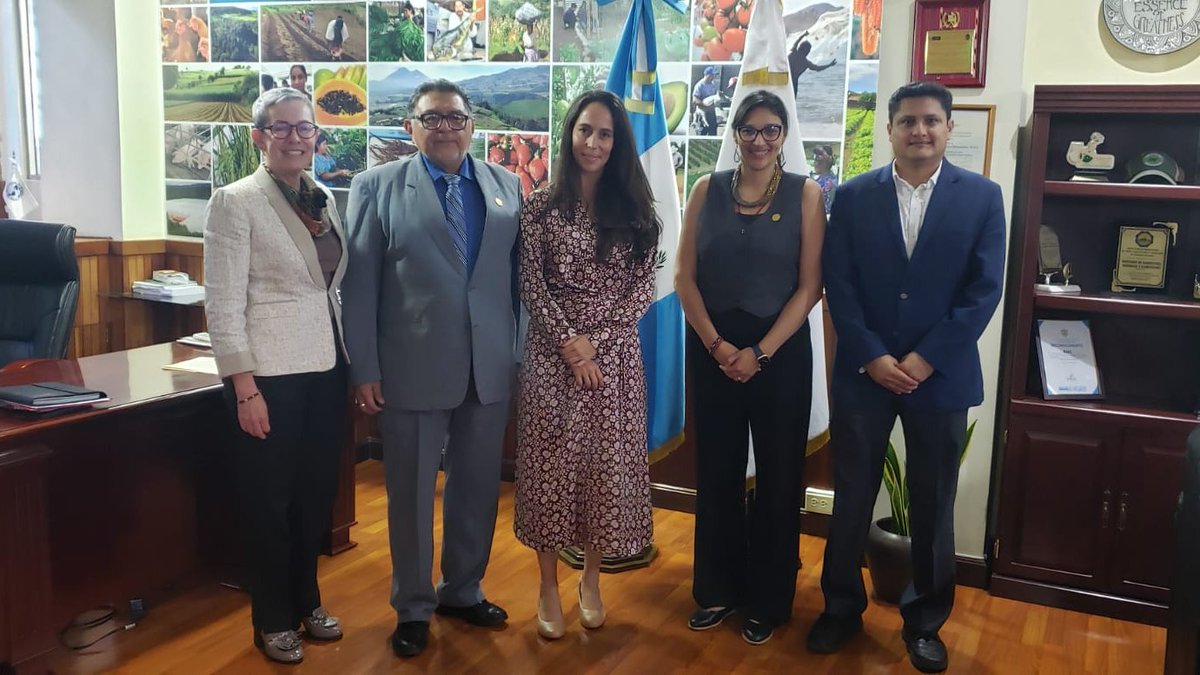 FIDA_LAC's tweet photo. 🇬🇹Directora de País del FIDA en #Guatemala, Isabel de la Peña, sostuvo encuentro con el ministro de Agricultura, Ganadería y Alimentación, Maynor Estrada, y viceministras Klemen Gamboa de @MagaGuatemala y Elizabeth Ugalde de @MINECOGT. 

¡Juntos para #InvertirEnLaPoblaciónRural! https://t.co/3v4bTm2SND
