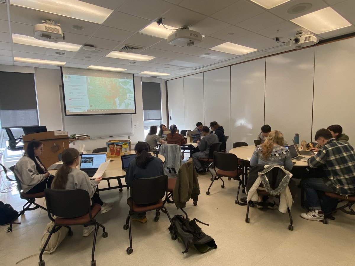 Virginia Tech urban and community forestry students got hands-on experience with Tree Equity Score Analyzer today. #treeequity ⁦@AmericanForests⁩ ⁦@iTreeTools⁩
