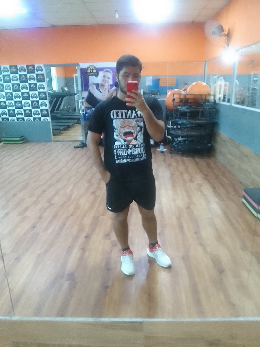 Lelouchwil22's tweet photo. Fotinho no espelho do treino d hj 
Leg e um pouco de braço 🫡 https://t.co/c17d49HW0V