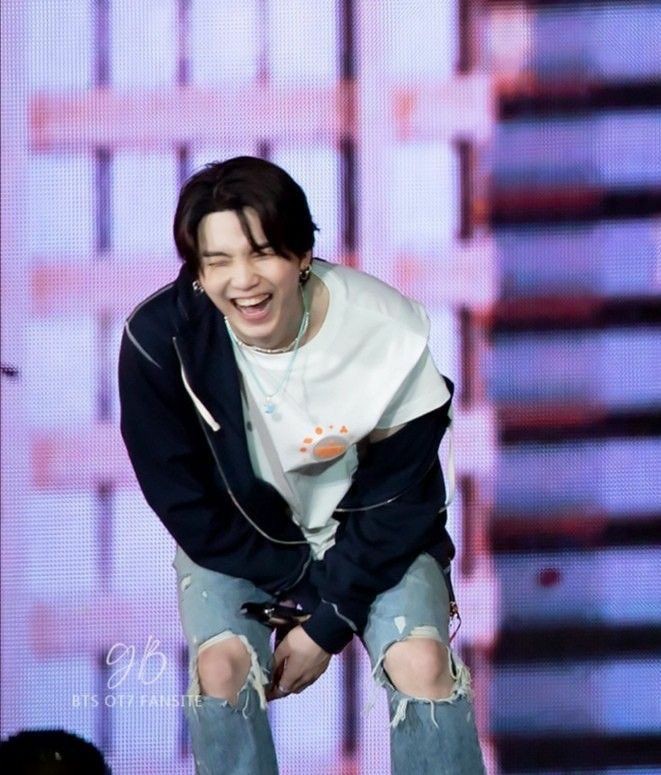minspics's tweet photo. yoongi :( https://t.co/S5Z7g8QqFV