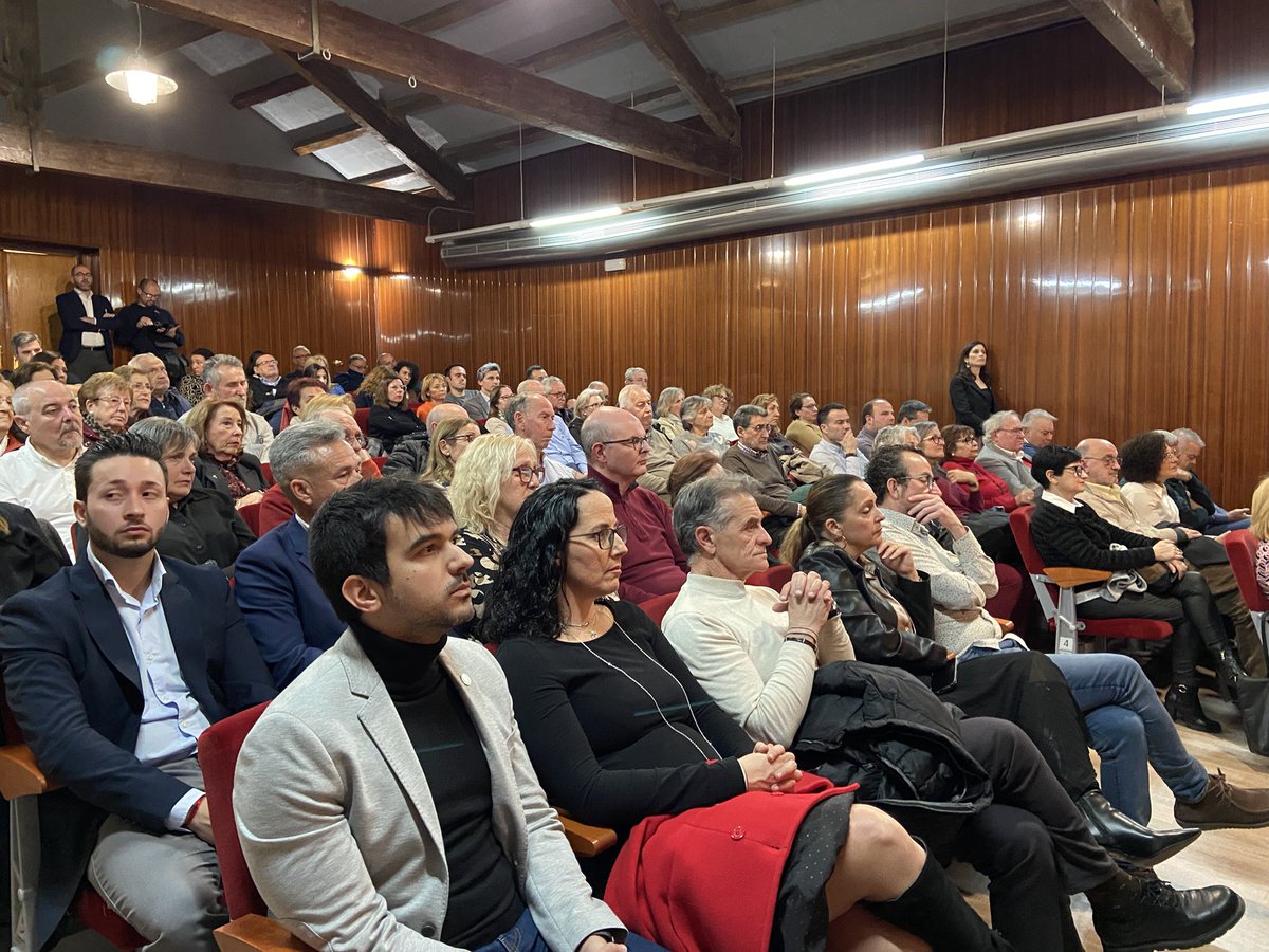 pspvprovalencia's tweet photo. Acte en Silla amb @DianaMorantR @CarlosFBielsa i l’alcalde @Vicezara Vicent Zaragozá.  Som l'alternativa contra les polítiques més reaccionàries de la història del nostre autogovern.  Des de la unitat és el moment de rellançar un projecte potent i il·lusionant. https://t.co/dDM8zNFD80