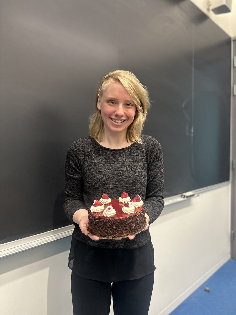 Paper cake to celebrate @H2Cramer new paper, coming out soon in @J_A_C_S! Congrats!!🥳