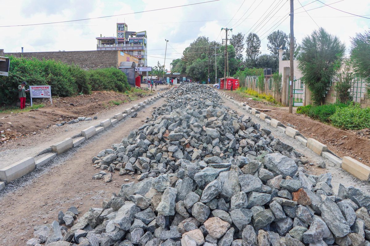 Ujenzi wa barabara ya lami katika eneo wadi ya Lanet Umoja, Posta-Oasis unaendelea vizuri. Kama nilivyoahidi, nguvu kazi inayotumika kwenye mradi huu inatoka katika eneo Bunge letu lenyewe, ikidumisha uwezeshaji wa wenyeji na ukuaji wa kiuchumi ndani ya jamii yetu.
#MrembonaKazi