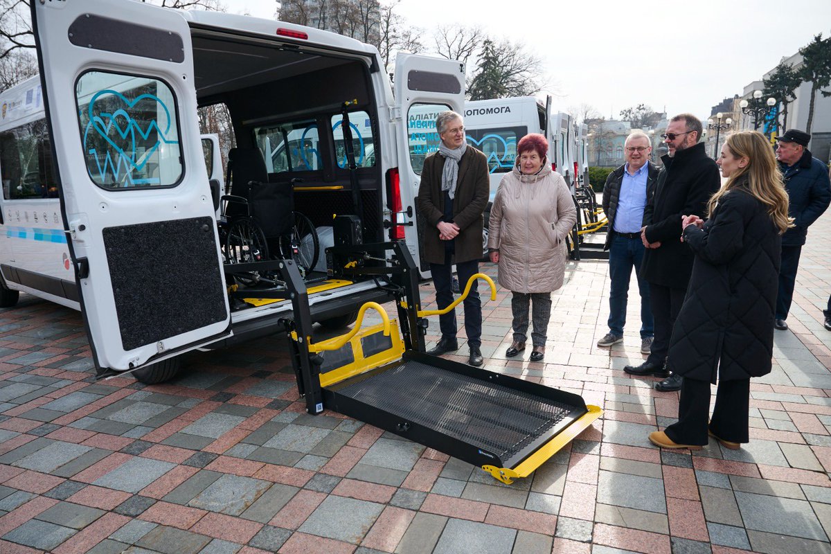 Together with @EUDelegationUA & @MoH_Ukraine, @UNDP transferred six palliative care vehicles to UA communities. In remote areas, these vehicles, equipped with lifts, wheelchairs & other assistive equipment, will enhance the quality of life for people requiring palliative care.