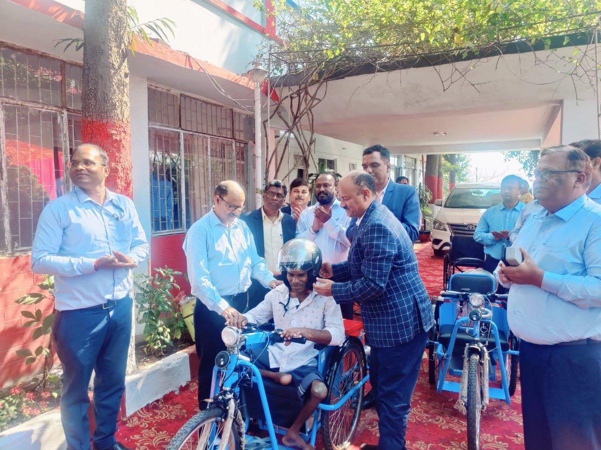CCLRanchi's tweet photo. “A Road Sale Guidelines 2023” workshop organized in Dhori Area. Sri BK Tripathi, CVO CIL graced occasion as Chief Guest with Sri Pankaj Kumar,CVO CCL . No. of employees attended workshop. Sri Tripathi distributed wheelchairs to Divyangjan under #CCLCSRInitiatives &amp; visited mines. https://t.co/04TfSkNhGk