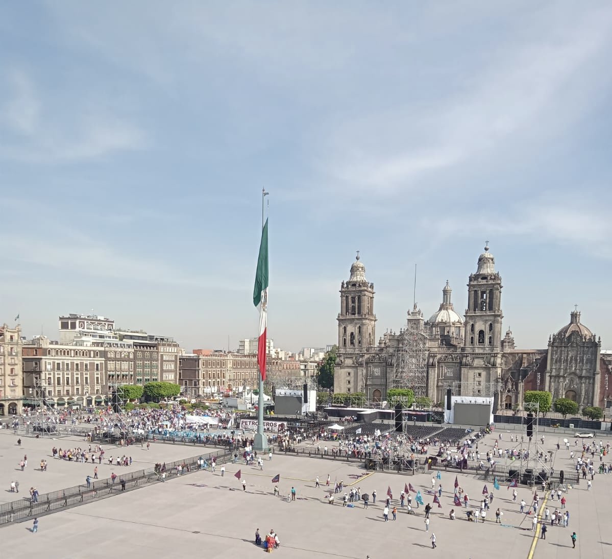 mollynico's tweet photo. Todo listo en el zócalo de la CDMX! Hoy inicia ahí su campaña política la próxima Presidenta de México, la Dra. @Claudiashein ya empiezan a llegar los simpatizantes del movimiento de la 4T https://t.co/zn8f8gf91E