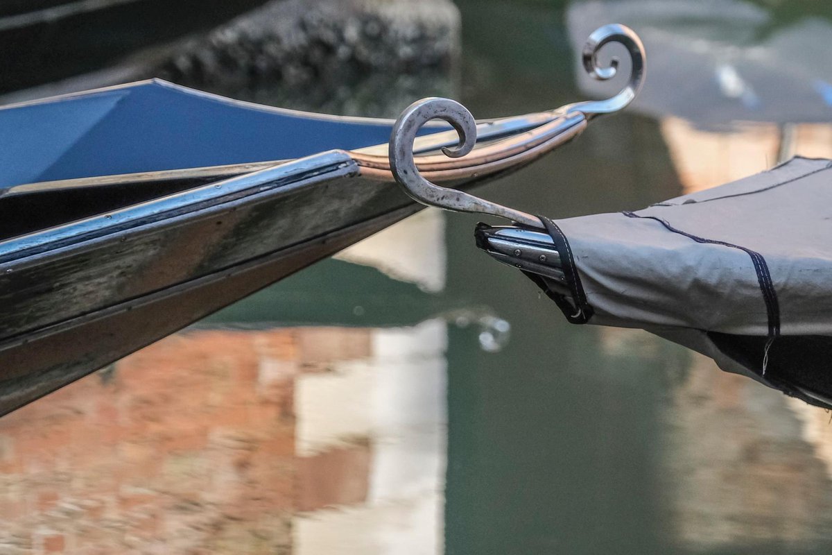Discover with us Venetian details - the eye-catching bows of its boats. Join us on a unique photo walk, where every detail becomes a work of art. 📸✨ #venicedetails #photowalkadventure #discovervenice #photowalk #venice #italy #venicephotographer #tour 
venicephotowalk.com