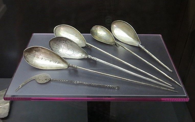 Get an expert view of the Canterbury Treasure in this week's research update on Britain's Last Roman Hoards. Learn how much ancient silver spoons can tell us, and unravel the mystery surrounding a peculiar artifact. #RomanHistory #Archaeology buff.ly/3uSPp2k
