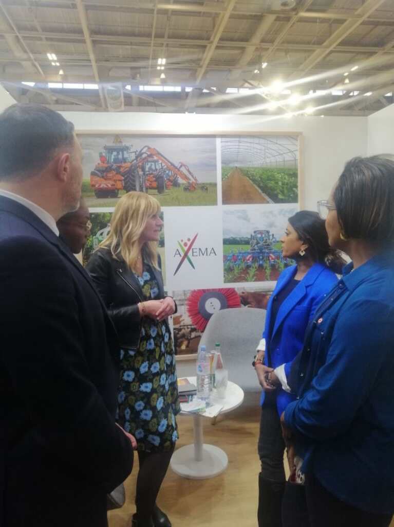 Merci à <a href="/priscathevenot/">Prisca THEVENOT</a>, porte-parole du gouvernement, ainsi qu'aux députés et sénateurs pour leur visite sur notre stand AXEMA. Des échanges enrichissants sur les enjeux clés du secteur de l'agroéquipement, l'innovation et la transition écologique.
🚜🌱 

#Agroequipement