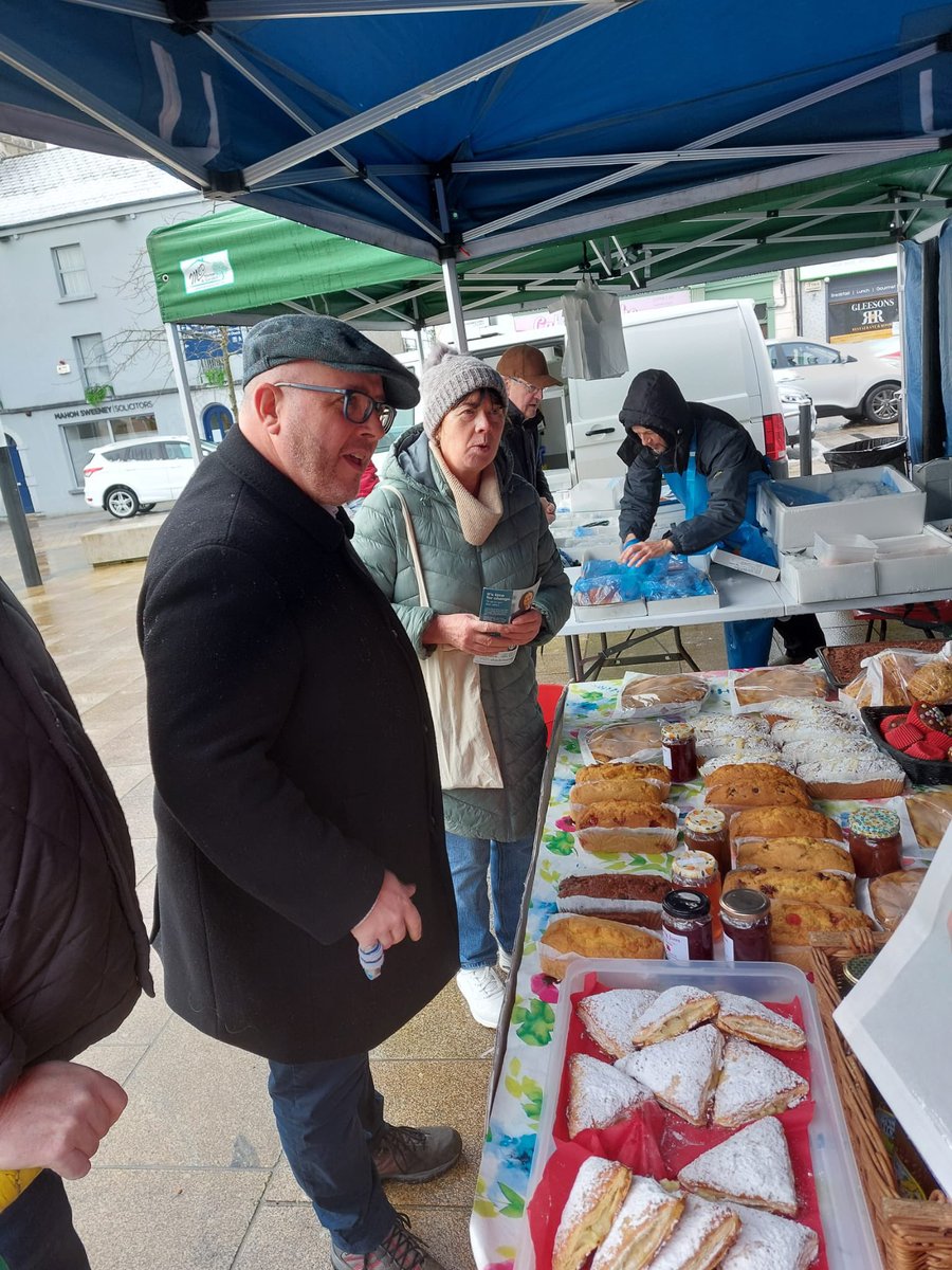 MacManusChris's tweet photo. Out and about in Roscommon today with local election candidate Christine McDonagh. Good to talk to people at the farmers market about the upcoming elections and a good excuse to pick up some lemon drizzle cake from Padraig at the bakery 🍰 
#roscommon @RoscommonSF https://t.co/QgEMizCGx0