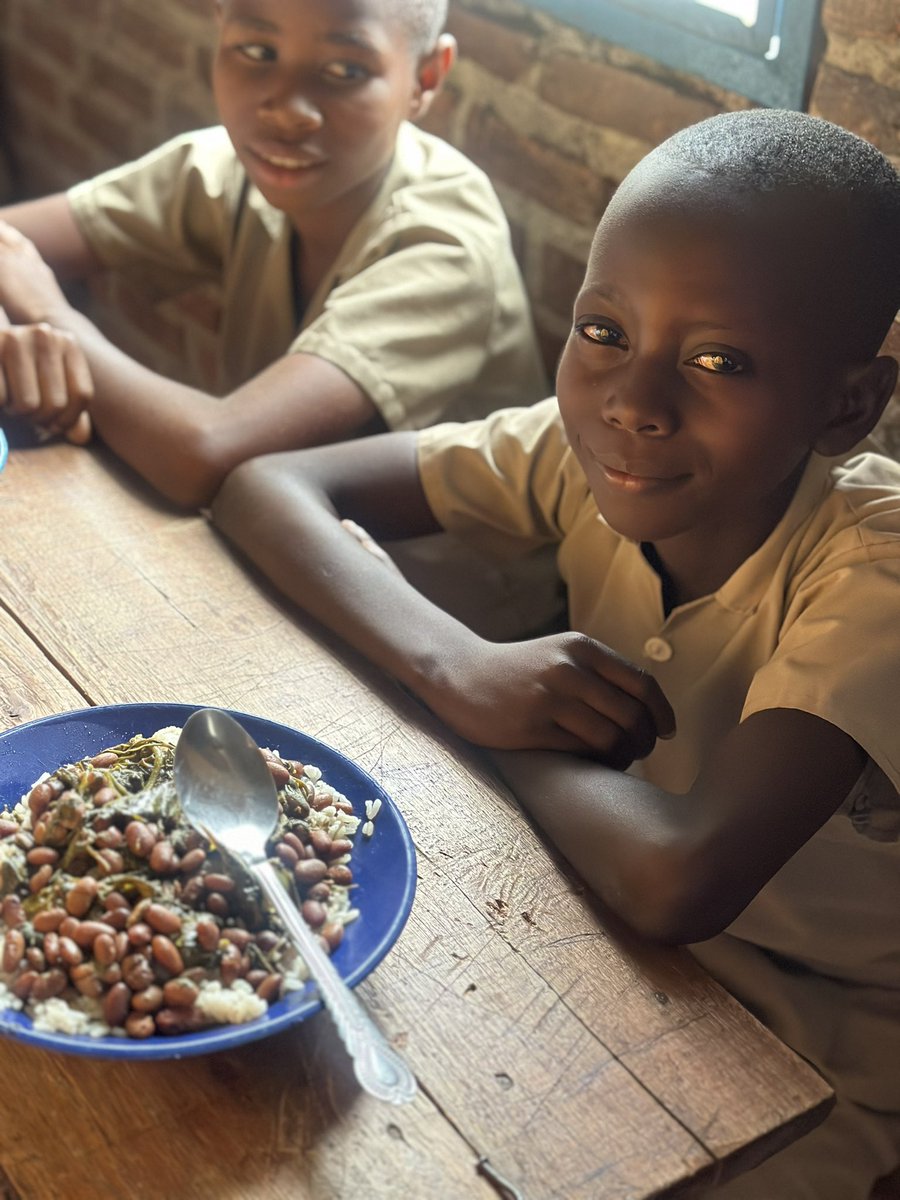 J’ai eu l’immense plaisir de visiter l’école Rukaramu school à Bujumbura avec S.E Le Ministre de l’éducation et les délégations africaine présentes. J’ai pu constater le travail accompli par le Gvt du #Burundi et @WFP_Africa @AugoWfp pour assurer des repas de qualité aux enfants