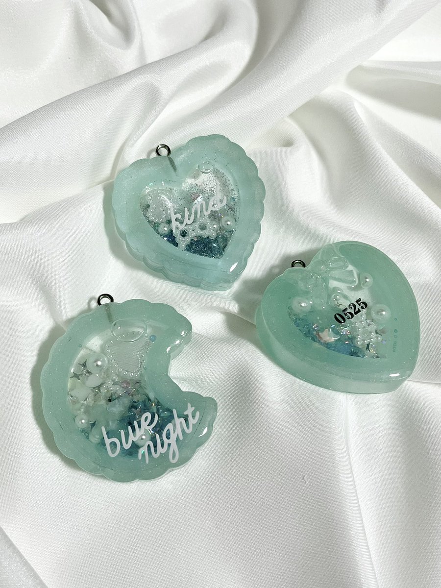 loequalitae's tweet photo. I have a few resin shaker charms that I hope to give out! As they’re handmade, they’re not perfect, please understand! 💎

📍I’ll update my location again 🤗

#SHINee_WORLD_VI_inSG #PERFECT_ILLUMINATION #SHINee https://t.co/KftH8VbIfu