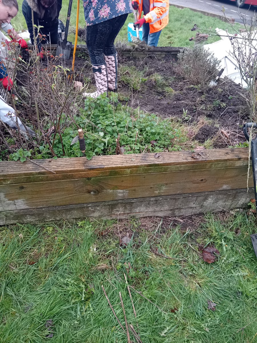 @mossleymatters were out and about clearing the planters for our Mini Orchard funded by NHS Black Country.

Thank you to residents, WHG and Eddie Hughes.

<a href="/One_Walsall/">One Walsall</a> <a href="/LocalTrust/">Local Trust</a> <a href="/Chris_WCR/">Chris Allen</a> <a href="/EddieHughes4WN/">Eddie Hughes</a>