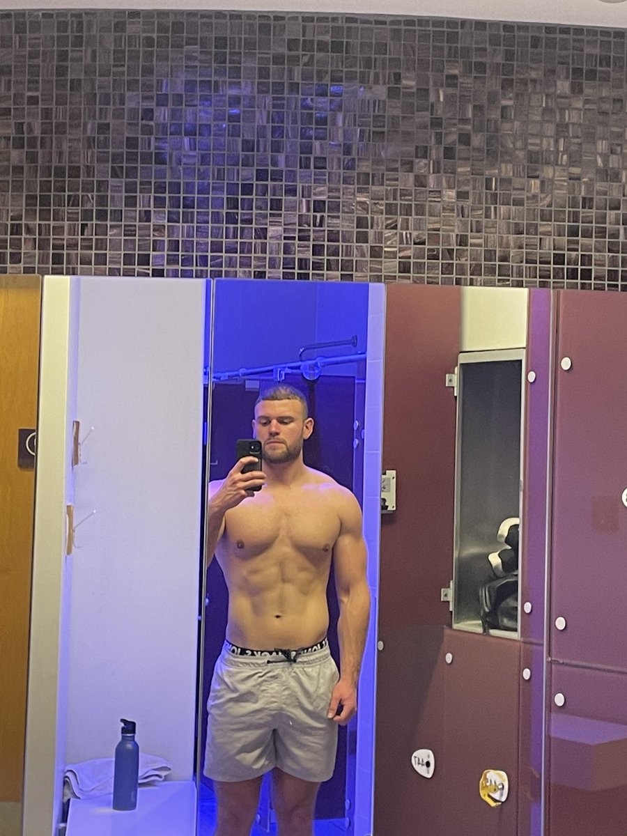 And that’s a wrap on the lean bulk 

5 months 

3kg added

Kept my abs 

Stronger than ever

Time to trim down

Summer is not ready