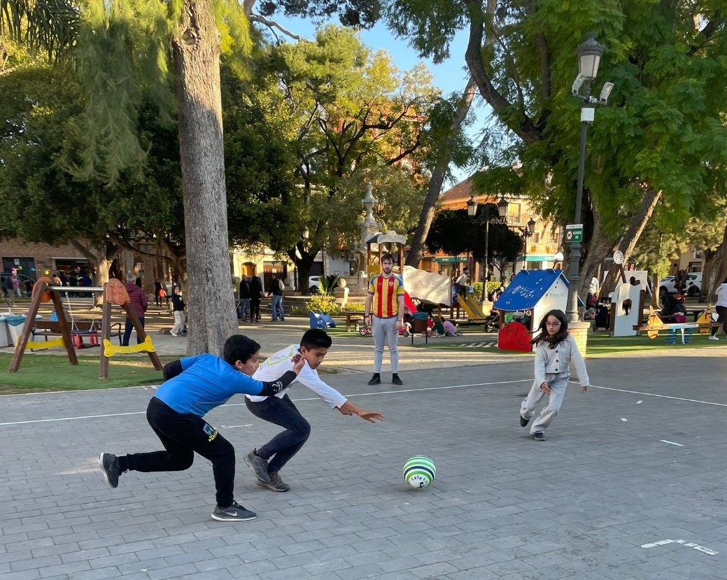 colpbol's tweet photo. Arranquem una nova acció d'esport al carrer en col.laboració amb @AFoios
El Colpbol enceta el "Mes de l'Esport" amb ESPORT a la Plaça
🏐🥅🤾♀️⛸️🥋🚴♀️⚾️🎯✨️
#esport #deporte #edufis #diversio #valors #Colpbol
@FoiosEsmou @comunitatesport https://t.co/F1Z67MZALX