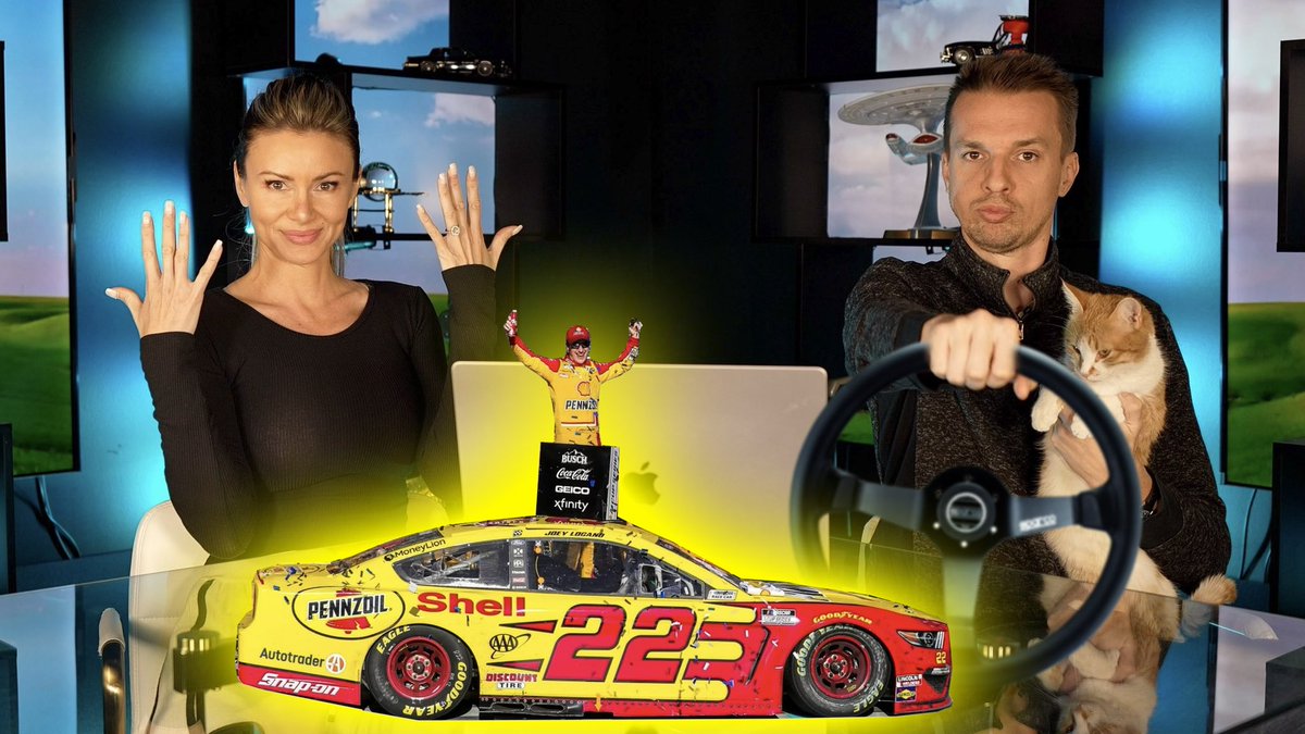 What’s with NASCAR driver Joey Logano’s webbed glove… m.youtube.com/watch?v=QGeCN5…