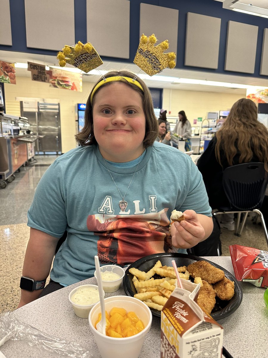 🔵🟡Happy Birthday to one of our best Athletic Aides, Alli! And a shout out to A-Lunch for singing Happy Birthday! 🟡🔵 @TW_Principal @nwhsc1 @ScottFrye37