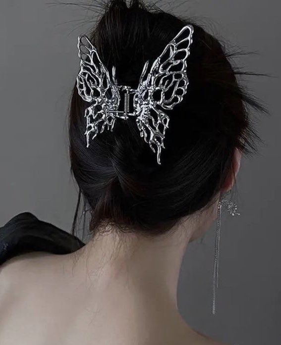 300moods's tweet photo. butterfly hair claw 🦋 https://t.co/6MJFQcI6sr