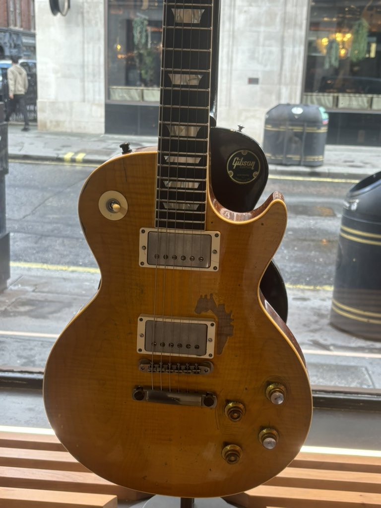 Amazing concert by man of the world. @Remi_Harris is absolutely outstanding and supported by such a great band. Huge Peter Green fan and Remi is such a great tribute to the great man. Went to @gibsonguitar lounge in London today and played Greeny. Should be given to Remi 🙏