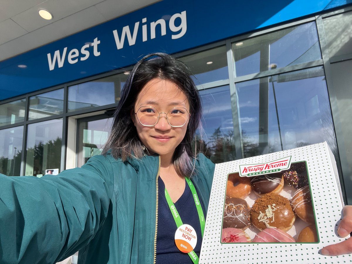 Mirror0fErised's tweet photo. Great ward walk today at the John Radcliffe hospital, encouraging doctors to vote YES for strike and action short of strike! #TellThemAgain @BMA_JuniorDocs 
@Doctors_Vote https://t.co/qnTuJtASzQ