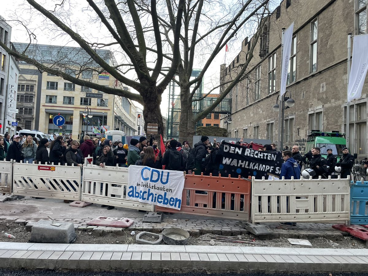 Ich war länger nicht auf Parteiveranstaltungen, aber es ist schon befremdlich, nun durch so einen Protest durchzugehen, vorab von der Polizei kontrolliert zu werden und Slogans wie „Ganz Köln hasst die CDU“ zu hören. Bisher nur bei AfD-Veranstaltungen erlebt. #Diskursklima