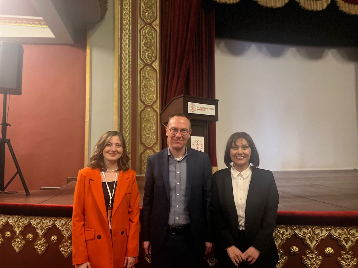 EUDelegationTur's tweet photo. Bongo Art yeniliklere imza atıyor: Sanat için Türk işaret diline 230 yeni terim eklendi. AB Delegasyonu Sivil Toplum Böl. Bşk Alexander Fricke, Ankara Resim&amp; Heykel Müzesi'ndeki erişilebilirlik çabalarını tebrik etti. AB, @BongoArtProject ’ı @SivilDusun aracılığıyla destekliyor. https://t.co/i9gf1XY8hS