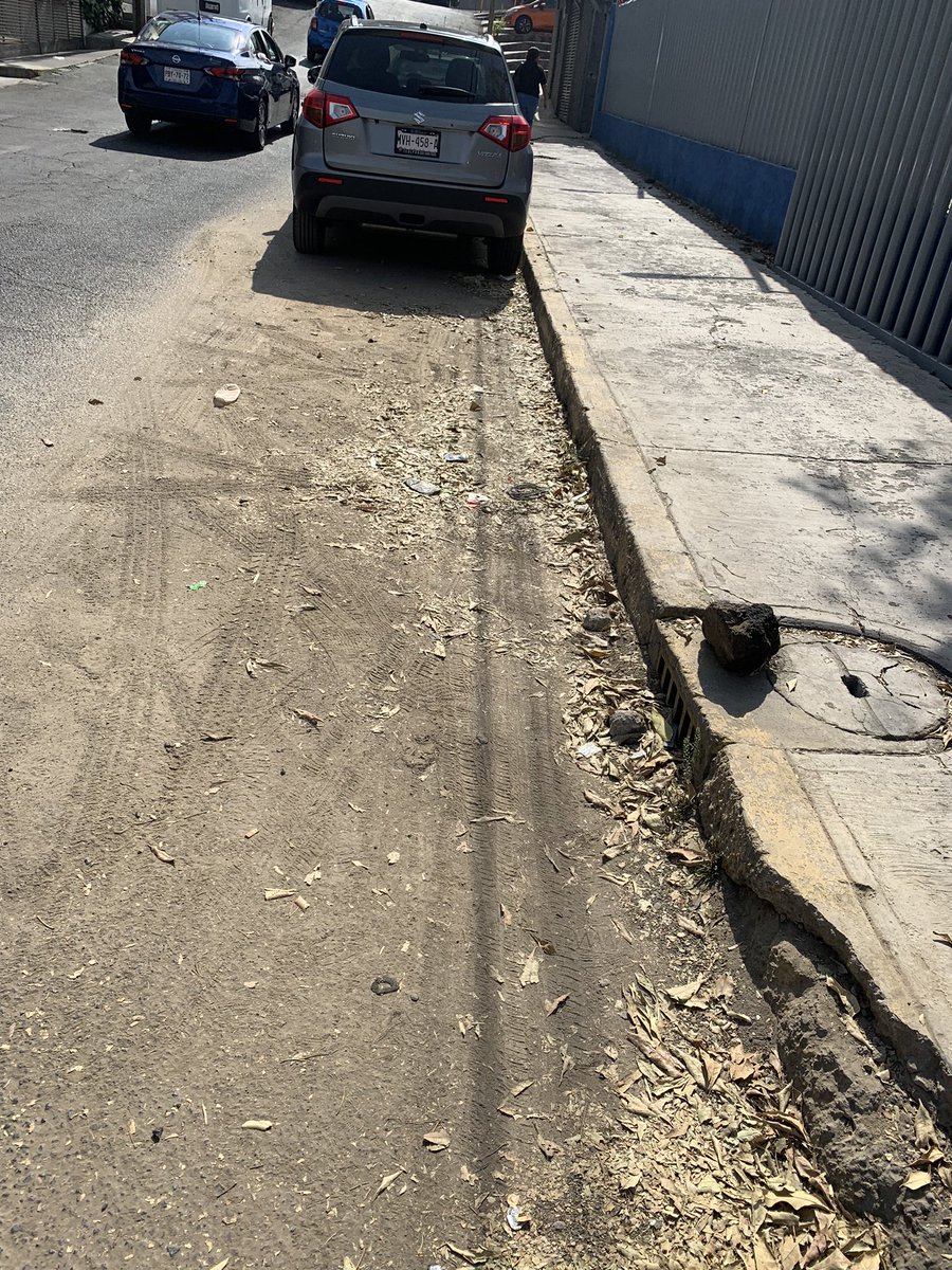 verocam's tweet photo. @Alcaldia_Coy por este medio reporto que en la calle de clavel a la altura  del estacionamiento del sportium en la candelaria, está muy sucio. https://t.co/oZwZ1ihGd0