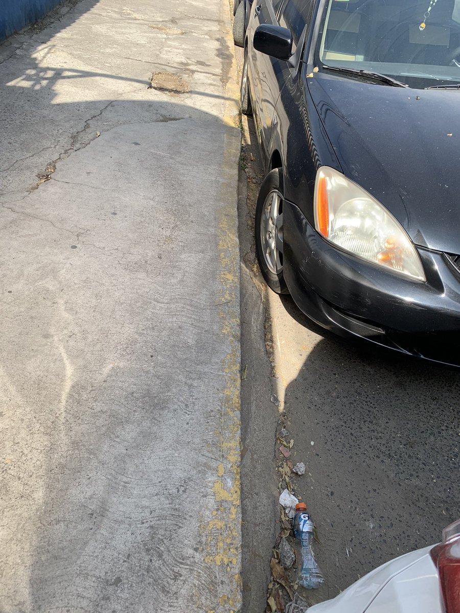 verocam's tweet photo. @Alcaldia_Coy por este medio reporto que en la calle de clavel a la altura  del estacionamiento del sportium en la candelaria, está muy sucio. https://t.co/oZwZ1ihGd0