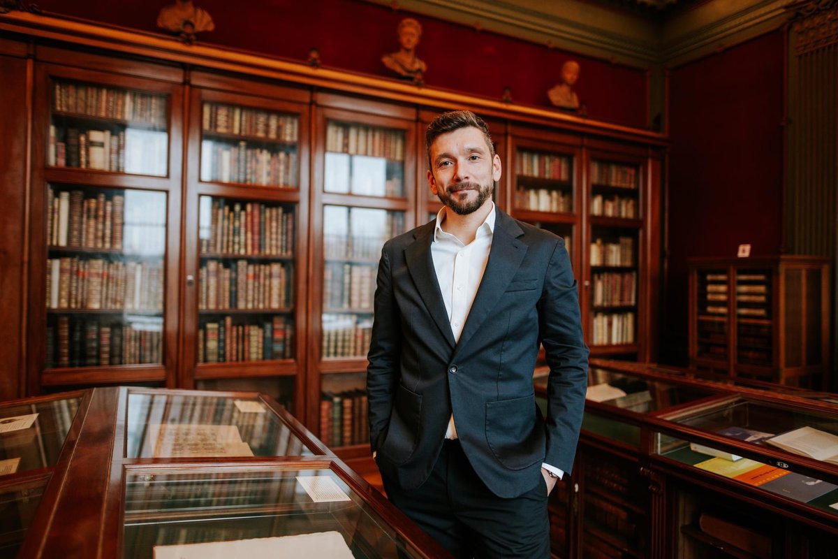 Luistertip! Onze nieuwe directeur Yoeri Meessen is vandaag officieel gestart. Morgenochtend om 11.15  is Yoeri te gast bij Frits Spits in het programma De Taalstaat op Radio 1. Luisteren jullie mee? <a href="/De_Taalstaat/">De taalstaat</a> 

#huisvanhetboek #nieuwedirecteur #yoerimeessen #detaalstaat