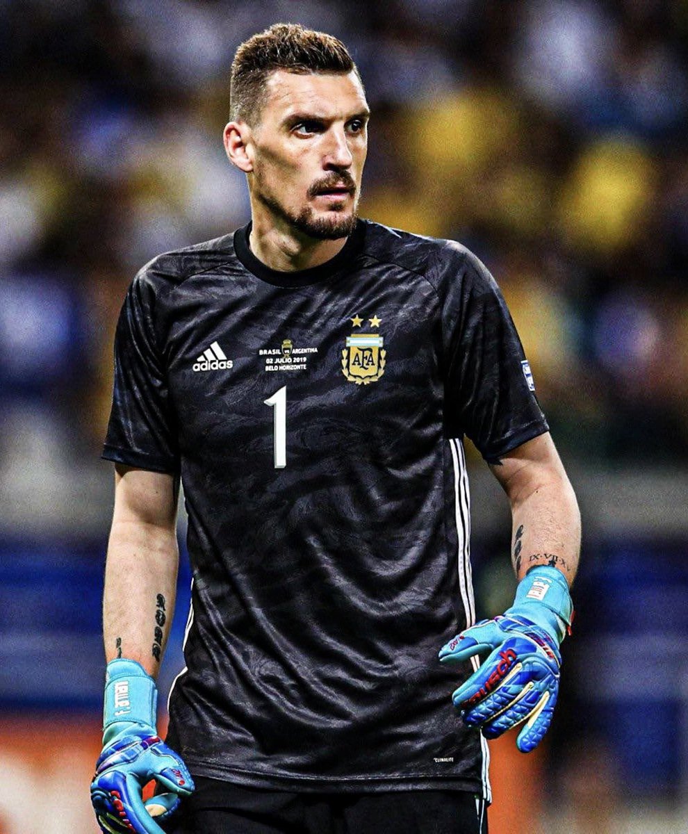 Pasan los años y todavia hay gente que no conoce la magnitud de Franco Armani, es el único del Fútbol Argentino en la Selección, tiene 2 Libertadores y un Mundial, y es el arquero argentino con más titulos.
Que sigan hablando, Franco Armani es una leyenda.