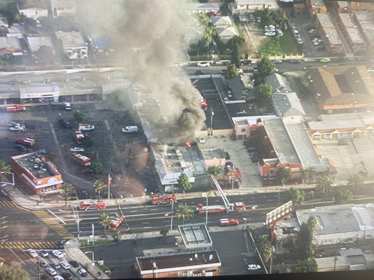 FireGuyInTheSky's tweet photo. Early pics of this commercial building fire in South Gate. Check out the “live” video by downloading the NBCLA news app. #StructureFire #TwoAlarm #Firefighters #NewsChopper4 https://t.co/zaOoh6NgXx