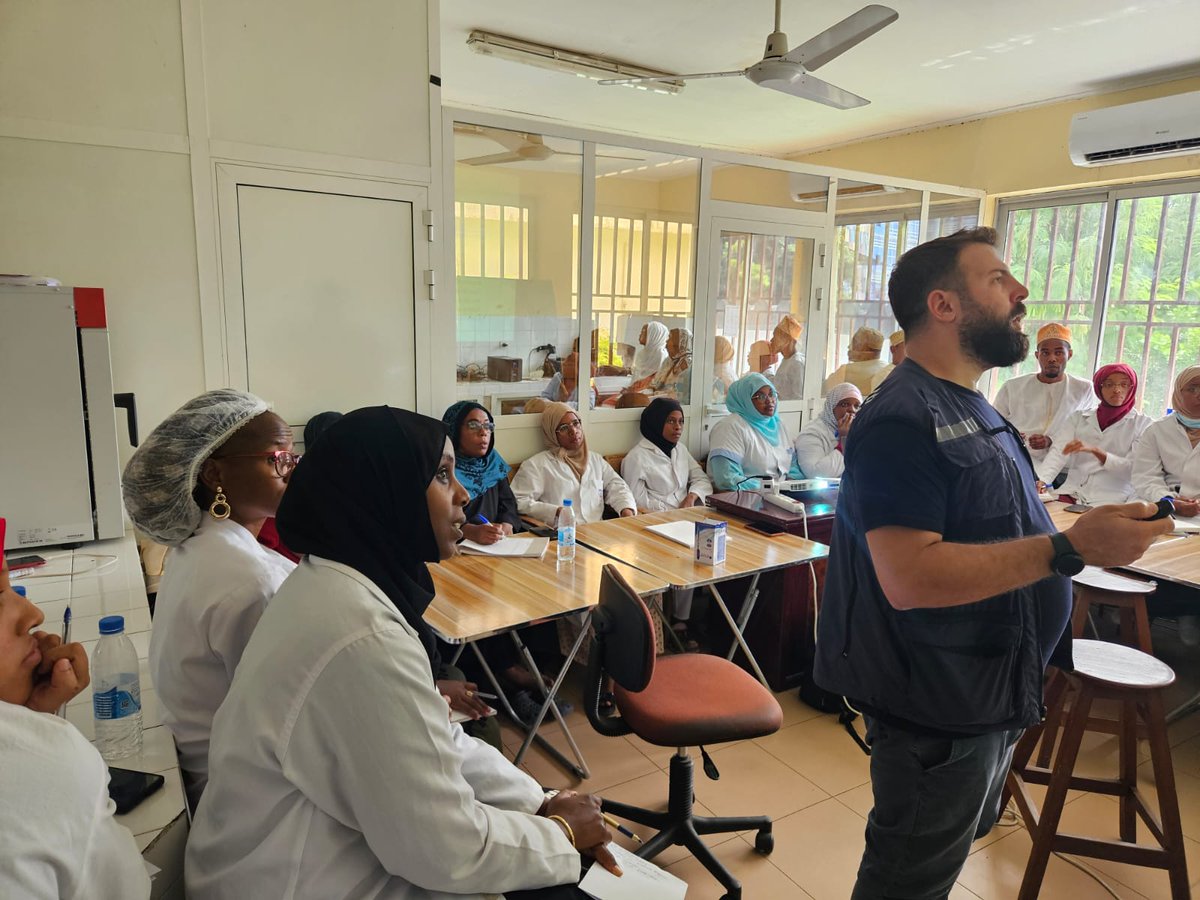 OMS Comores (@omscomores) on Twitter photo Ce matin, l'OMS a mené au sein du Laboratoire national du CHN El-maarouf une formation de formateurs sur les techniques de diagnostic du #Choléra. Dr <a href="/TonyAbouFayyad/">Dr. Tony Abou Fayyad</a> est notre expert Labo déployé en appui à l'équipe pays <a href="/OMSComores/">OMS Comores</a> dans la riposte contre le Choléra aux Comores Ce matin, l'OMS a mené au sein du Laboratoire national du CHN El-maarouf une formation de formateurs sur les techniques de diagnostic du #Choléra. Dr <a href="/TonyAbouFayyad/">Dr. Tony Abou Fayyad</a> est notre expert Labo déployé en appui à l'équipe pays <a href="/OMSComores/">OMS Comores</a> dans la riposte contre le Choléra aux Comores