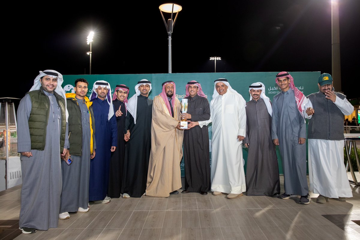 الشوط الثاني عشر :

تحدي نادي سباقات الخيل
 
سعادة الأستاذ خالد العشري المشرف العام على المراسم في نادي سباقات الخيل أثناء تسليم الكأس لطاقم الإسطبل🥇

الفائز : ويت تو اكسل🏇
المالك : إسطبل الديحاني

ألف مبروك 🤩