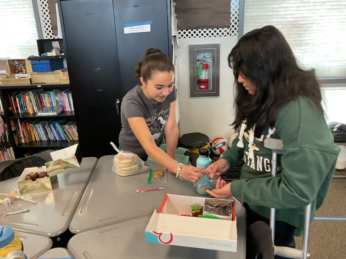 mcastaneda208's tweet photo. Traveling the Silk Road today to trade some goods! Watch out for bandits and sandstorms! #burtonexperience @BurtonSchools @SCIABEARS https://t.co/eeGr3M36l0