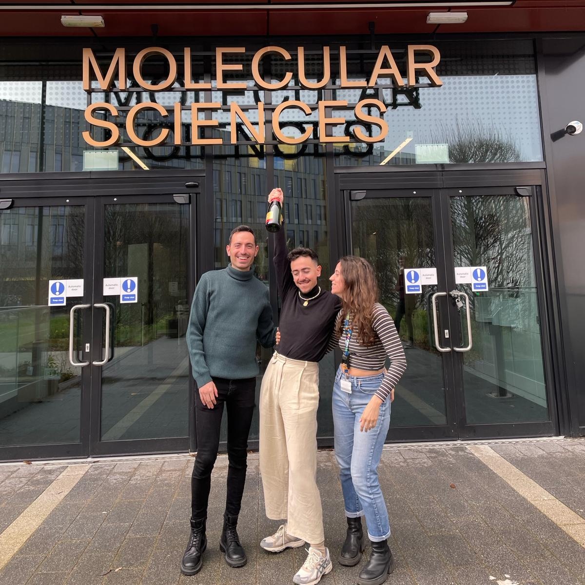 After 4.5 years this journey with @JessicaMABlair 🦠 and @PikramenouGroup 🧪 has finished! Now you can can call me Dr ❤. Thanks to @78SarahK and @AnaBeCaballero for being part of this! @MIBTP1 @UoBChemistry @IMIBirmingham #PhDone