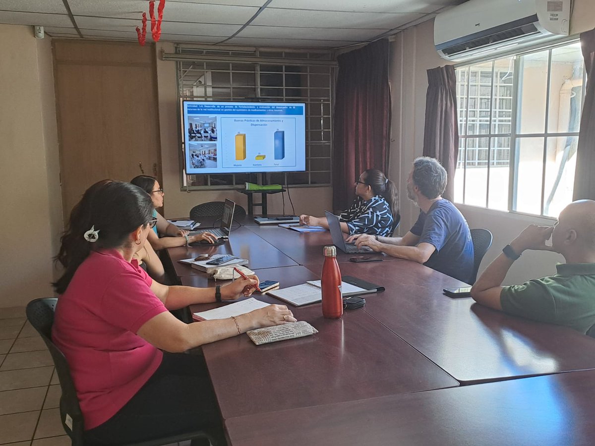 T_ASPS's tweet image. 👉🏻Esta mañana, en la oficina de #ASPS, San Salvador, se tuvo la visita de Albert Figa, Técnico de Farmacéuticos Mundi, en compañía del Dr.  Carlos Berrios de Farmamundi y Lidia Jiménez, representante de Farmamundi en El Salvador, realizando monitoreo del programa: