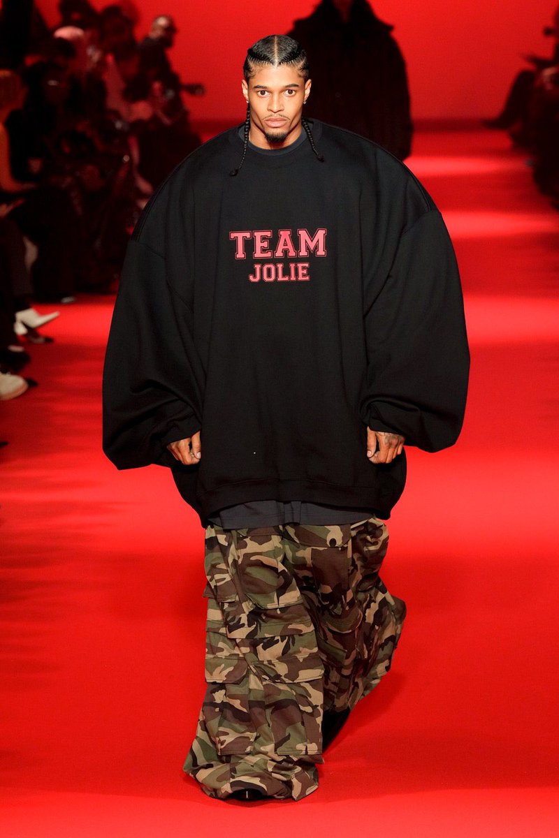 StreetFashion01's tweet photo. Vetements FW24!🖤 https://t.co/pF40Inmzuc