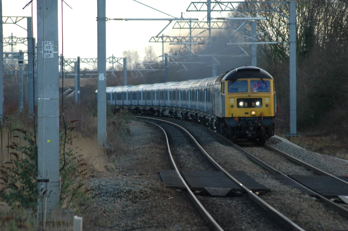 ETrainspotting's tweet image. #DuffWatch at Kettering and 47727 makes its presence known dragging 701021 on 5Q24 Eastleigh - Derby Litchurch Lane