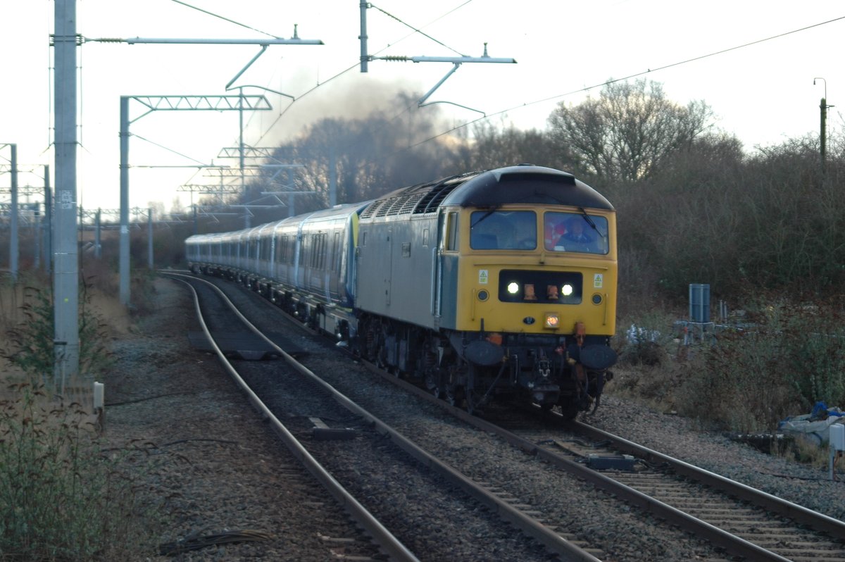 ETrainspotting's tweet image. #DuffWatch at Kettering and 47727 makes its presence known dragging 701021 on 5Q24 Eastleigh - Derby Litchurch Lane