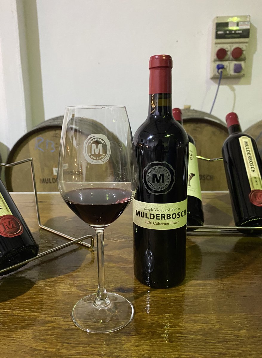 Had the pleasure of tasting <a href="/MulderboschV/">Mulderbosch Vineyards</a>’s red wines today 🍷 The famous Faithful Hound Bordeaux blend, of course, plus the Estate Blend 2021 &amp; Single Vineyard Cab Franc 2020. The Cab Franc really surprised me, with its striking aromas and deliciously spicy &amp; herby flavours.