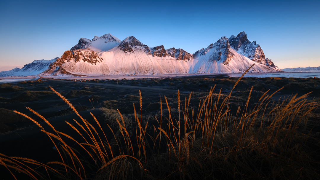 Nunca me dejará de sorprender esa luz tan bajita de Islandia al amanecer que nos regala momentos tan mágicos como este.