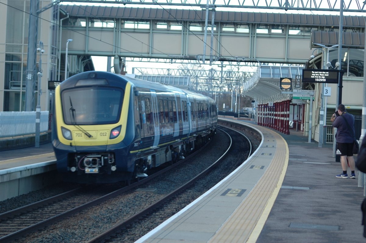 ETrainspotting's tweet image. #DuffWatch at Kettering and 47727 makes its presence known dragging 701021 on 5Q24 Eastleigh - Derby Litchurch Lane