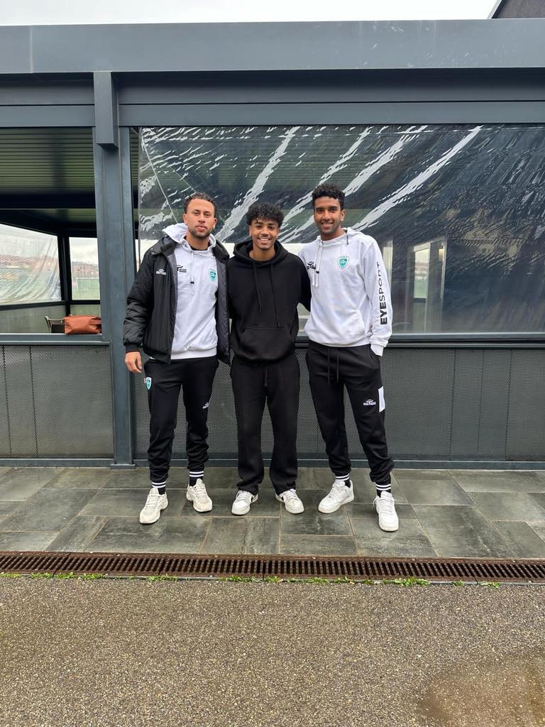 ramirez_tapanes's tweet photo. ¡Qué foto!

Luigi Palomba 🇮🇹🇨🇺
Freddy Suárez 🇪🇦🇨🇺
Davide Incerti 🇨🇺🇮🇹

Mucha sangre cubana en el fútbol de Italia. https://t.co/e5K3FBSbTm