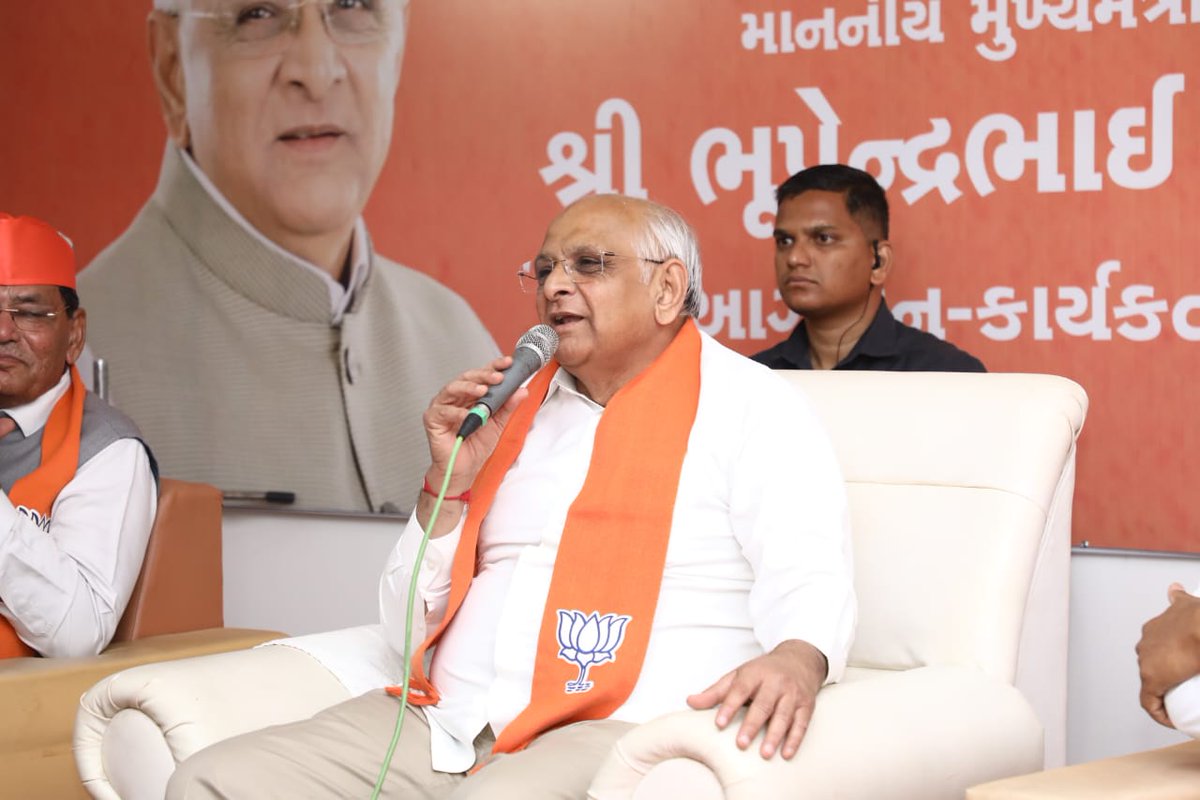 PoonambenMaadam's tweet photo. માનનીય મુખ્યમંત્રીશ્રી @Bhupendrapbjp જી ની વિશેષ ઉપસ્થિતિમાં જામનગર મહાનગર અને જિલ્લાના ભાજપ સંગઠનના હોદ્દેદારશ્રીઓ અને ચુંટાયેલા પ્રતિનિધિશ્રીઓ સાથે આયોજિત બેઠકમાં સહભાગી થઈને વિવિધ સંગઠનાત્મક વિષયો સંદર્ભે માર્ગદર્શન પ્રાપ્ત કર્યું. https://t.co/Ed0NdImUKR