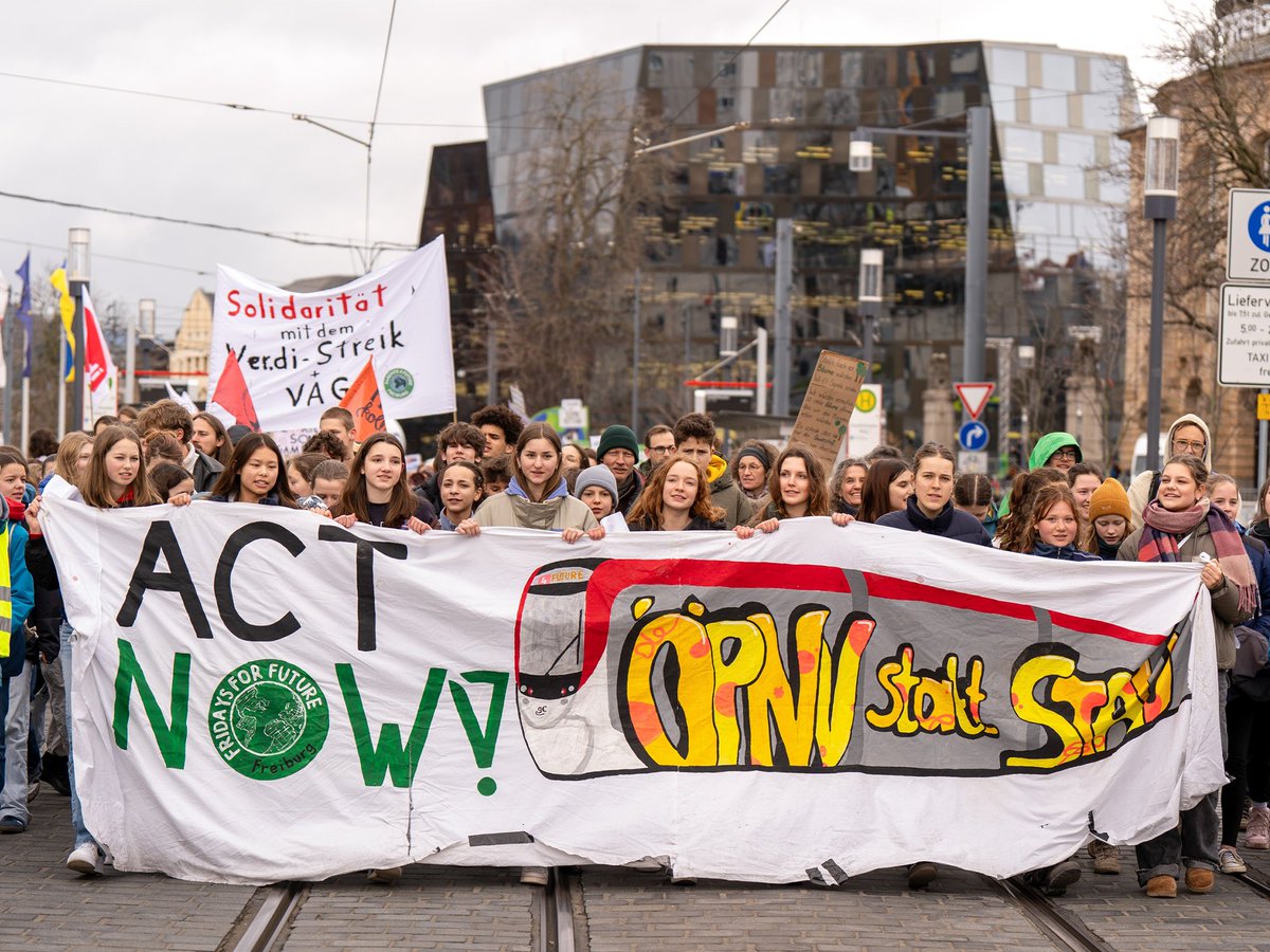 💥 Wow! In über 100 Städten haben wir heute als Klimabewegung gemeinsam mit Bus- und Bahnfahrer:innen gestreikt! 🚌🤝