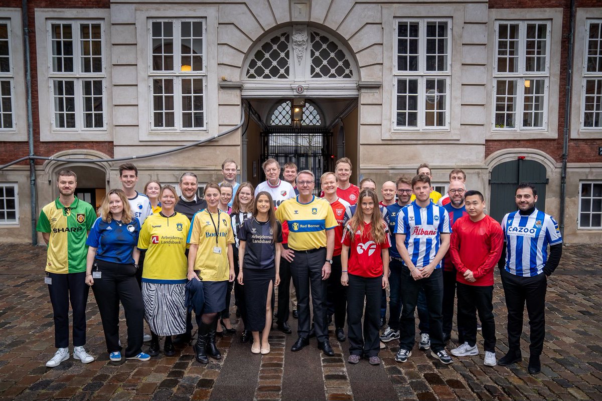 Støt den gode sag! @Erhvervs_min er hoppet ud af uniformen og i fodboldtrøjerne for #FodboldtrøjeFredag og @Bornecancerfond Kom frisk. I kan nå det endnu. Støt Børnecancerfonden, kampen mod børnekræft og hjælp til familierne. MobilPay på 201717 #dkpol