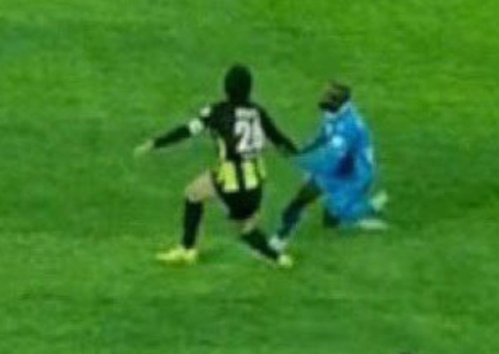 حجازي مد يده يسلم ورد السلام كوليبالي 💙