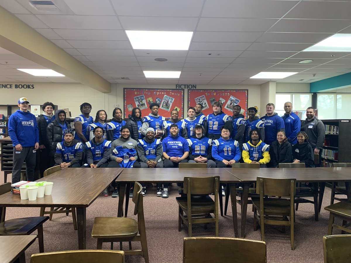 CoachLecht's tweet photo. Early morning team run followed by our guys making a difference in our community! Pretty good week. Cleaning up local park, visiting students at middle schools, hanging out with the great folks at @beautlivesproj and donating life saving bone marrow! @ccsu_fb @CCSUBlueDevils https://t.co/gDQiVtpkW9
