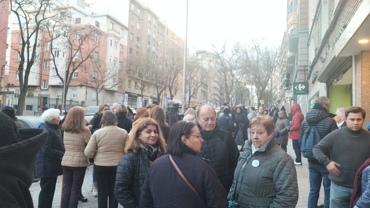 Nacho_Murgui's tweet photo. Vecinos de Cavanilles concentrados ante la amenaza de una obra de altísimos impacto en su patio de manzana: la empresa constructora pretende hacer pasar sobre sus casas 70 toneladas de materiales sin su autorización. ¿Que dice @JMDretiro ? https://t.co/99KkAAwc6s
